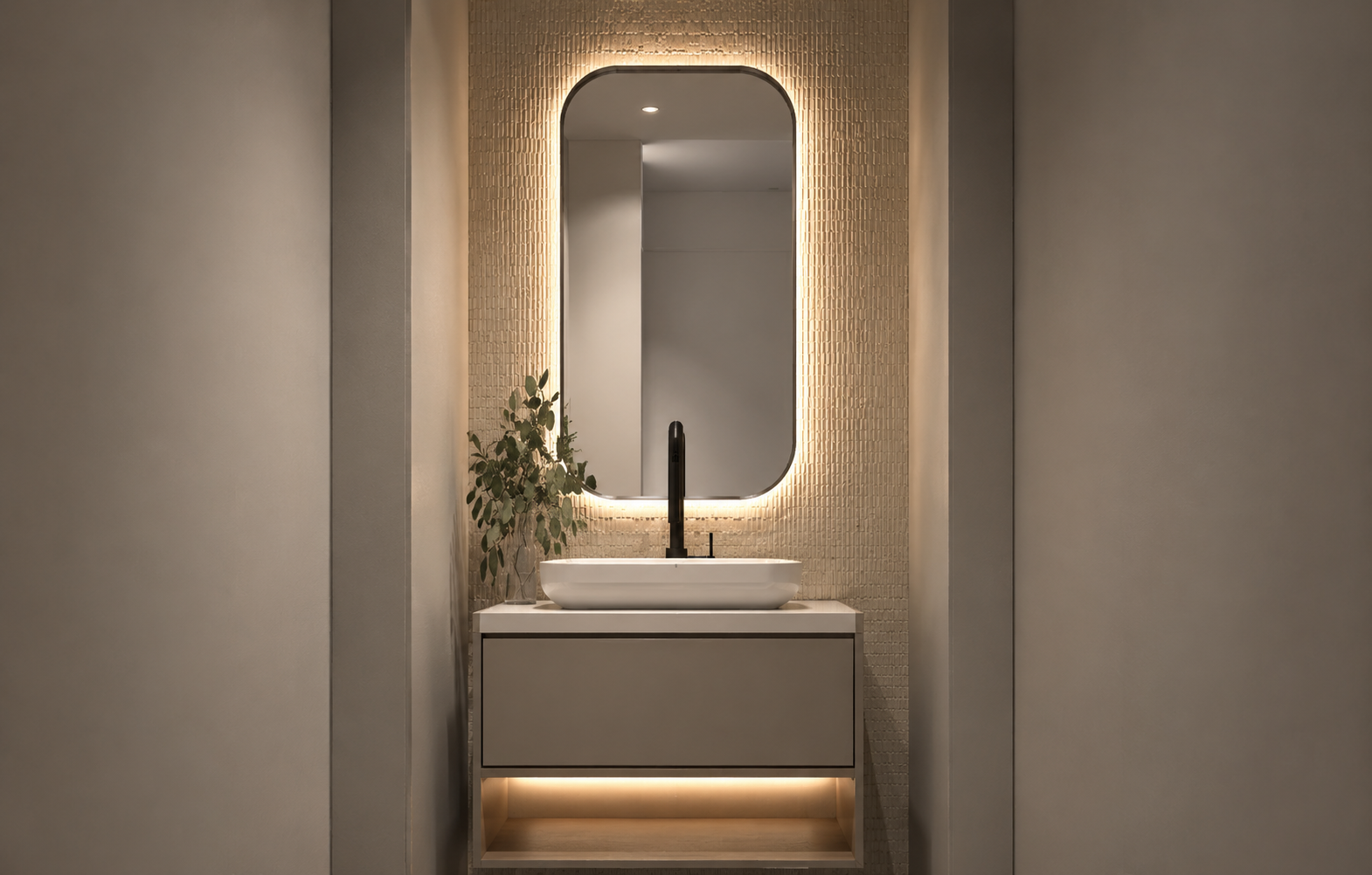 Lavabo com revestimento tridimensional e espelho retroiluminado — projeto residencial em Macaé