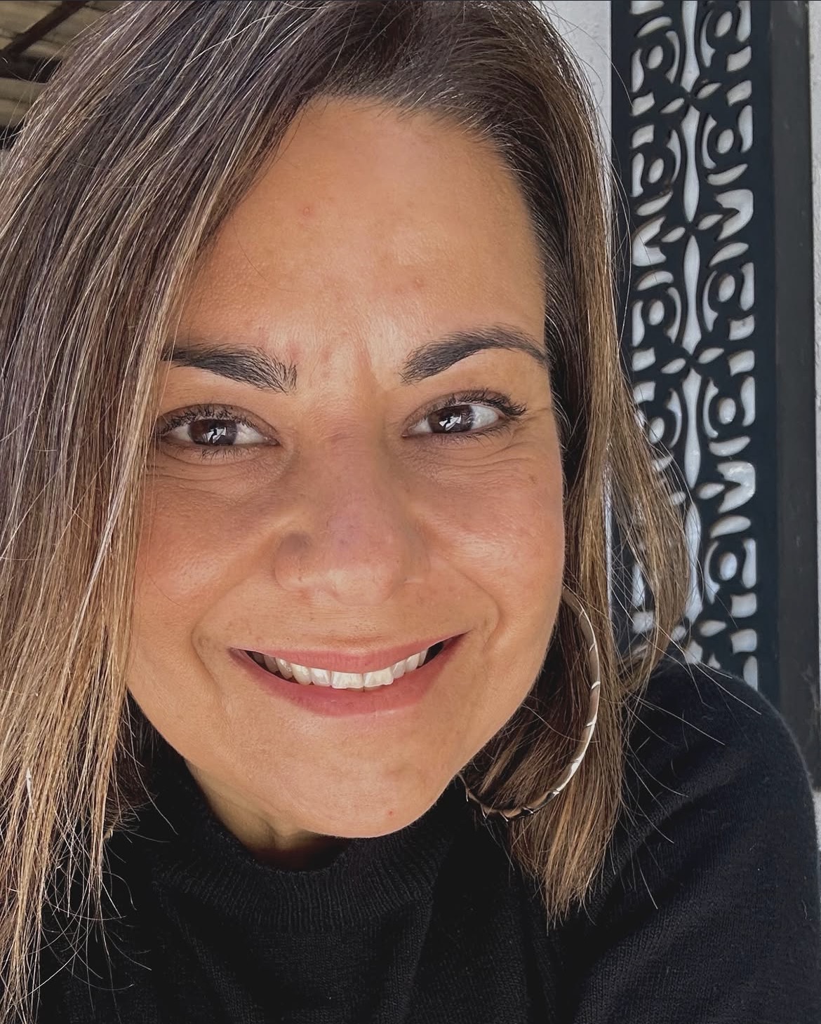Retrato de Faby, designer de interiores — Faby Interiores, Região dos Lagos, RJ